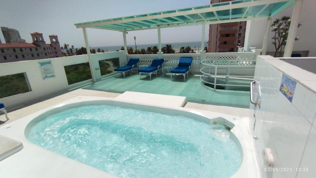 bañera de hidromasaje en la azotea de un edificio en Coral Reef Hotel, en Cartagena de Indias