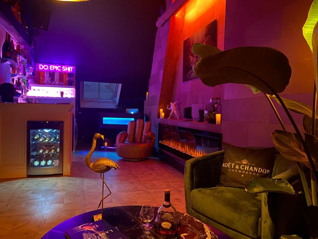 een woonkamer met een bank en een flamingo erin bij LoCo Paradiso - Two kingsize beds, outdoor terrace, DJ booth, bar, cinema, bathtub, kitchen, airco in Antwerpen
