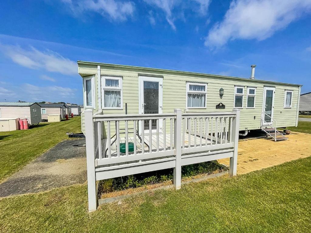 Superb Caravan With Decking At Kessingland Beach In Norfolk Ref 90038td