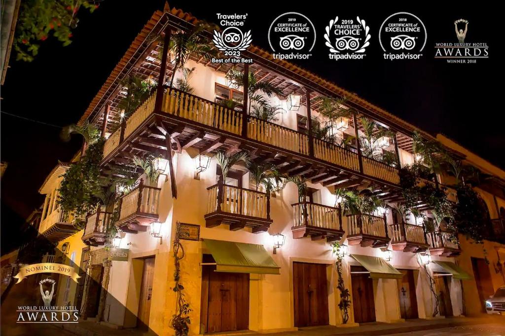 un edificio con un balcón en el lateral. en Leones de Alba Hotel Boutique, en Cartagena de Indias