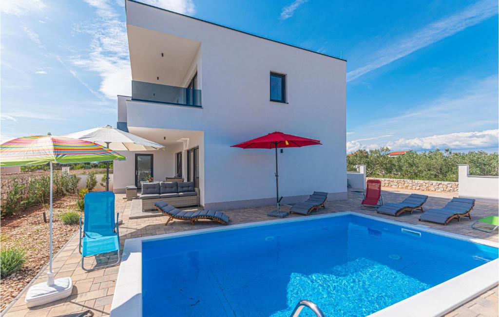 eine Villa mit einem Pool vor einem Haus in der Unterkunft Pet Friendly Home In Sibenik With Heated Swimming Pool in Šibenik