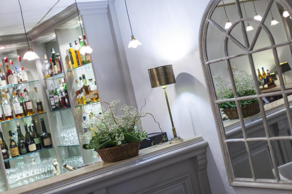 Lounge nebo bar v ubytování Logis Hostellerie des Clos et restaurant Bistrot des grands crus