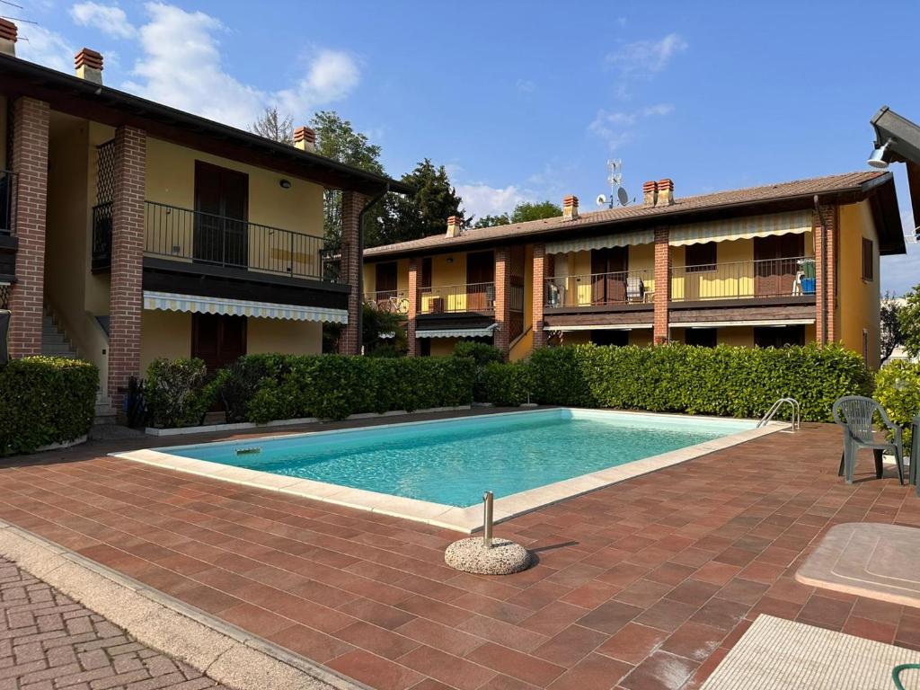 uma piscina em frente a uma casa em Pool - Marge Apartment - by Host4U em Padenghe sul Garda