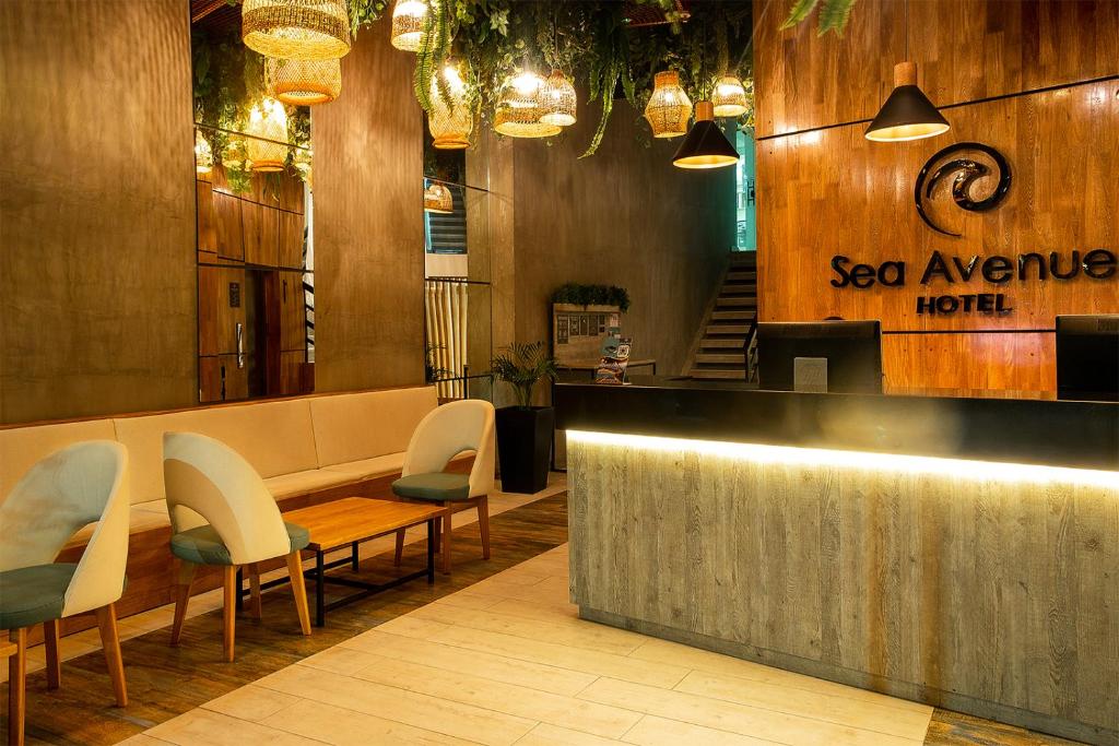 um restaurante com um banco e cadeiras no átrio em Sea Avenue Hotel em San Andrés