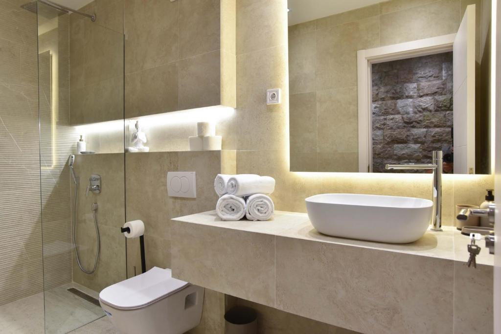 Uma casa de banho em Misisuone Apartments Budva