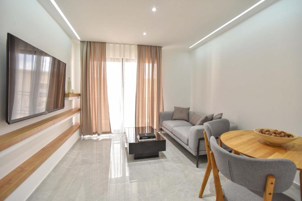 Uma área de estar em Misisuone Apartments Budva