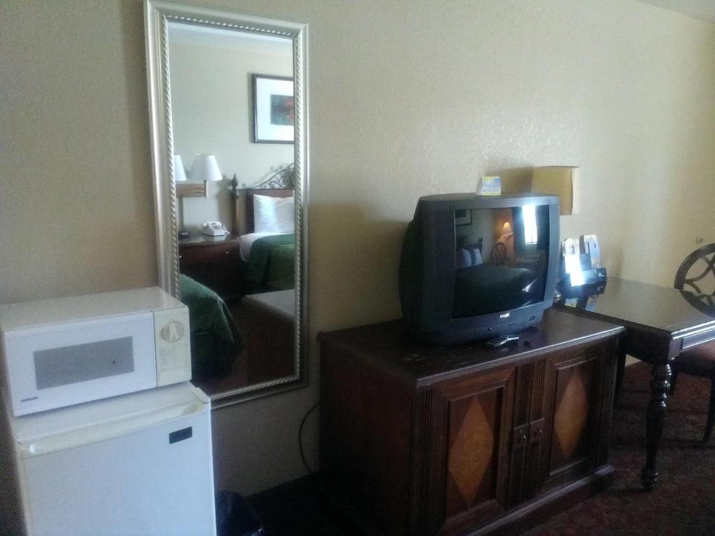 Kuchyň nebo kuchyňský kout v ubytování Days Inn by Wyndham Kingman East