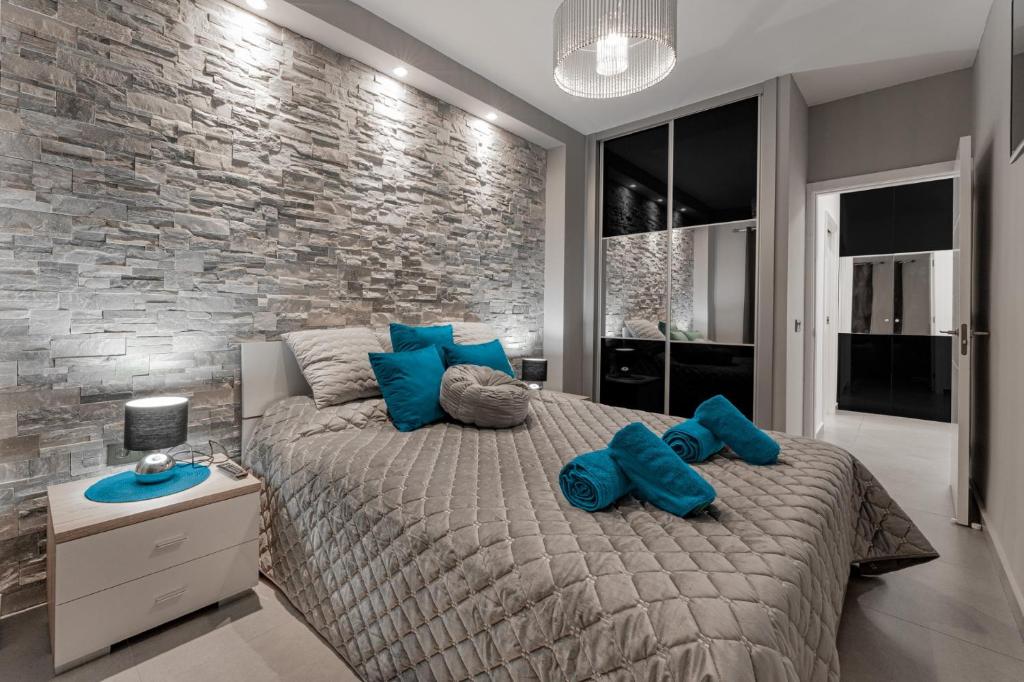 1 dormitorio con 1 cama grande con almohadas azules en Apartment Orlando en Adeje