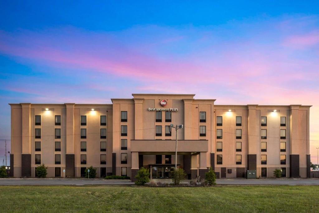 Best Western Plus Jonesboro Inn & Suites في جونزبورو: مبنى امامه ساعه