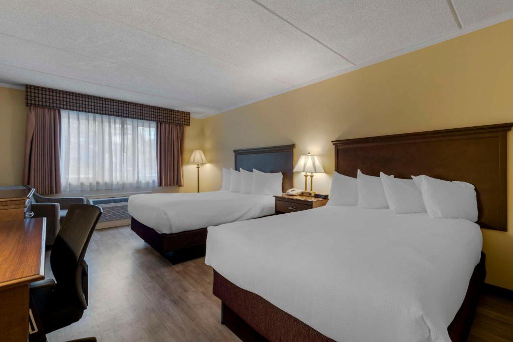 Postel nebo postele na pokoji v ubytování Best Western of Lake George