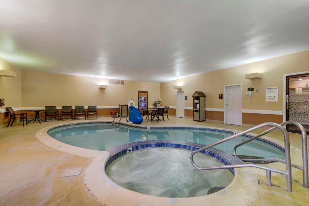 Bazén v ubytování Best Western of Lake George nebo v jeho okolí