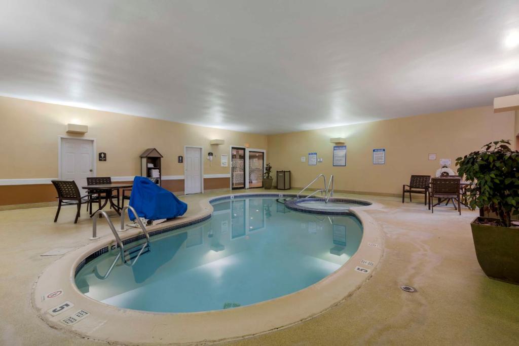 Bazén v ubytování Best Western of Lake George nebo v jeho okolí