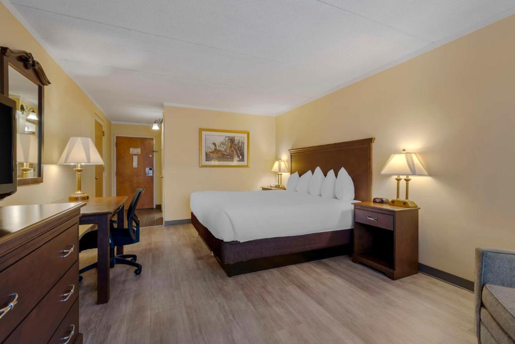 Postel nebo postele na pokoji v ubytování Best Western of Lake George