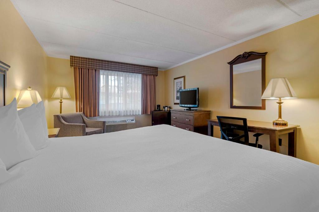 Postel nebo postele na pokoji v ubytování Best Western of Lake George