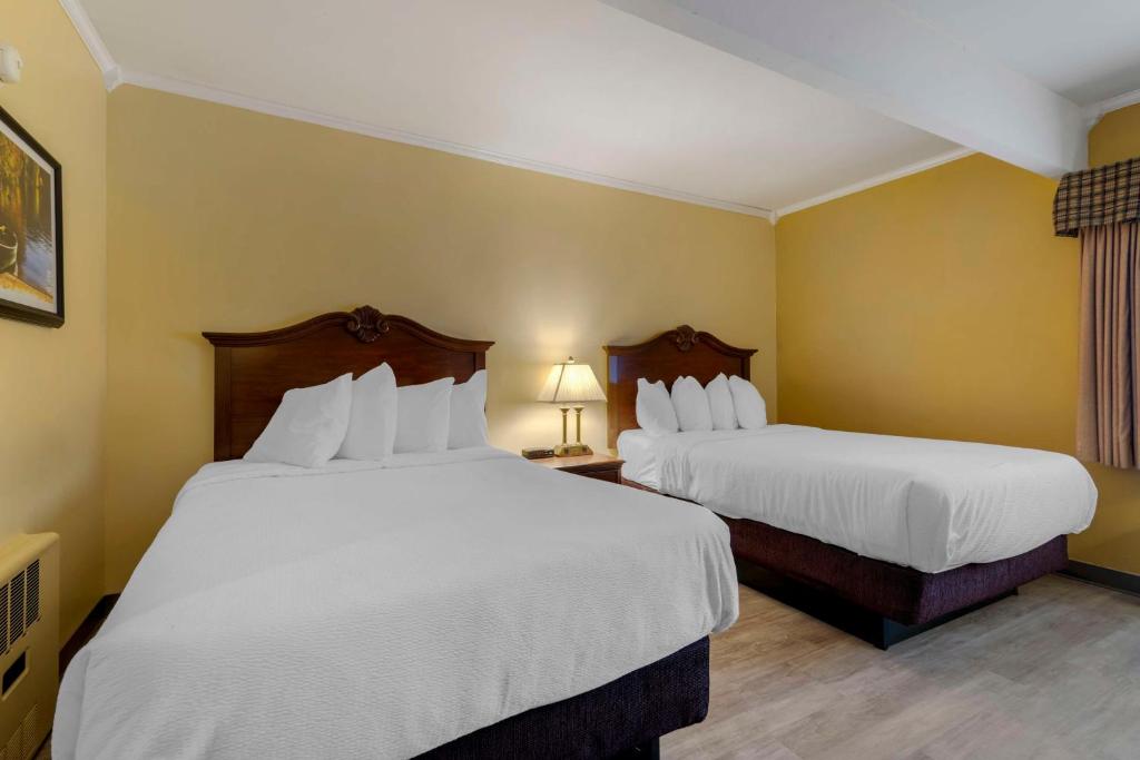 Postel nebo postele na pokoji v ubytování Best Western of Lake George