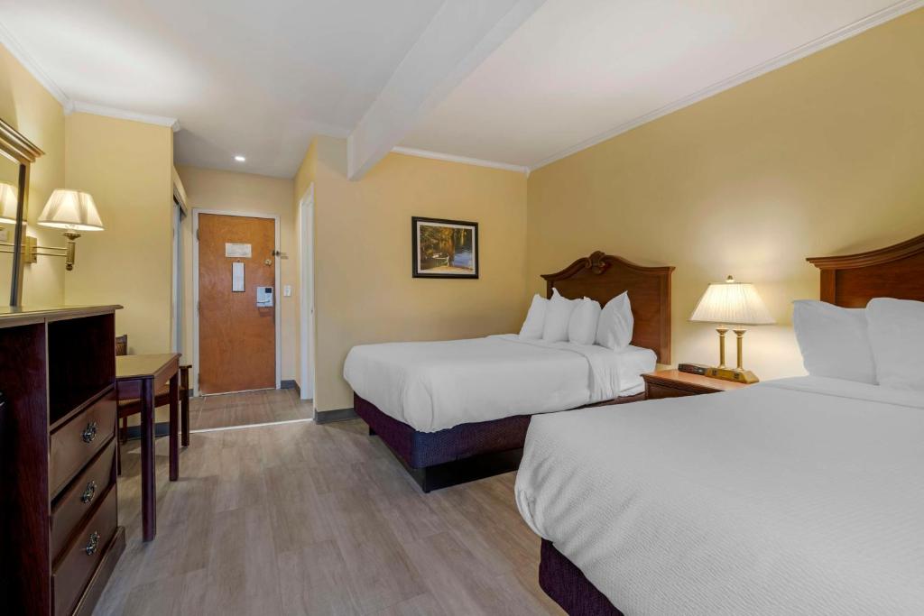 Postel nebo postele na pokoji v ubytování Best Western of Lake George