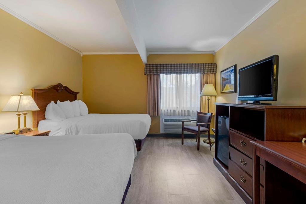 Postel nebo postele na pokoji v ubytování Best Western of Lake George