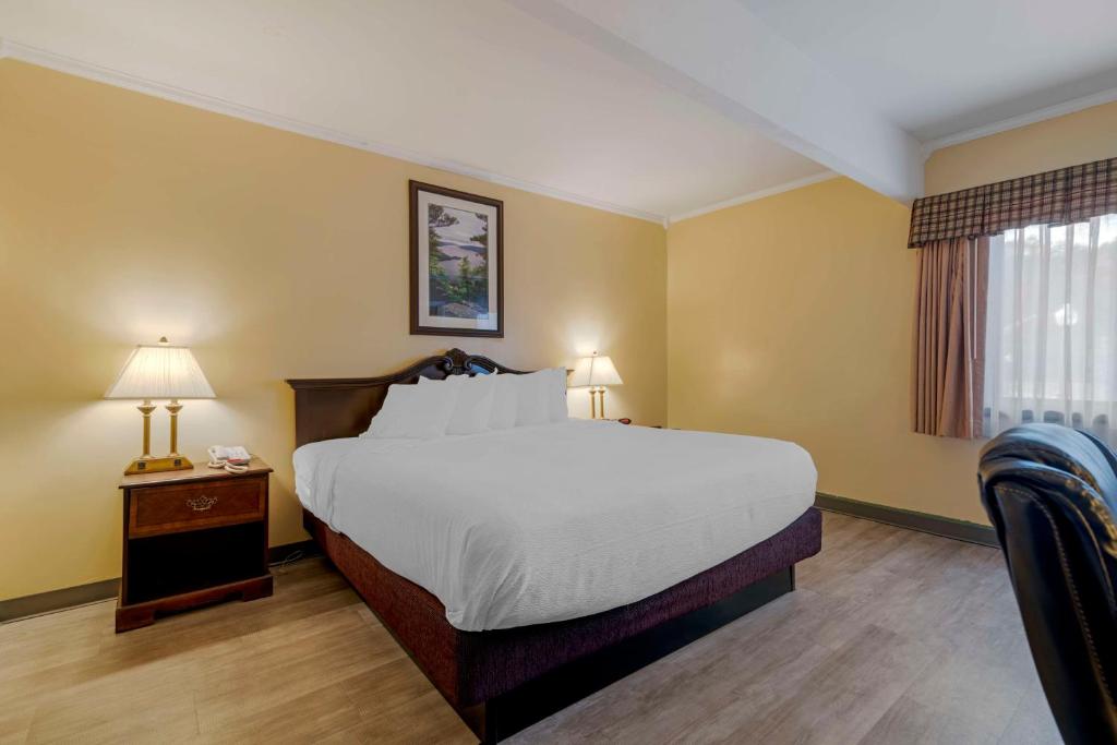 Postel nebo postele na pokoji v ubytování Best Western of Lake George