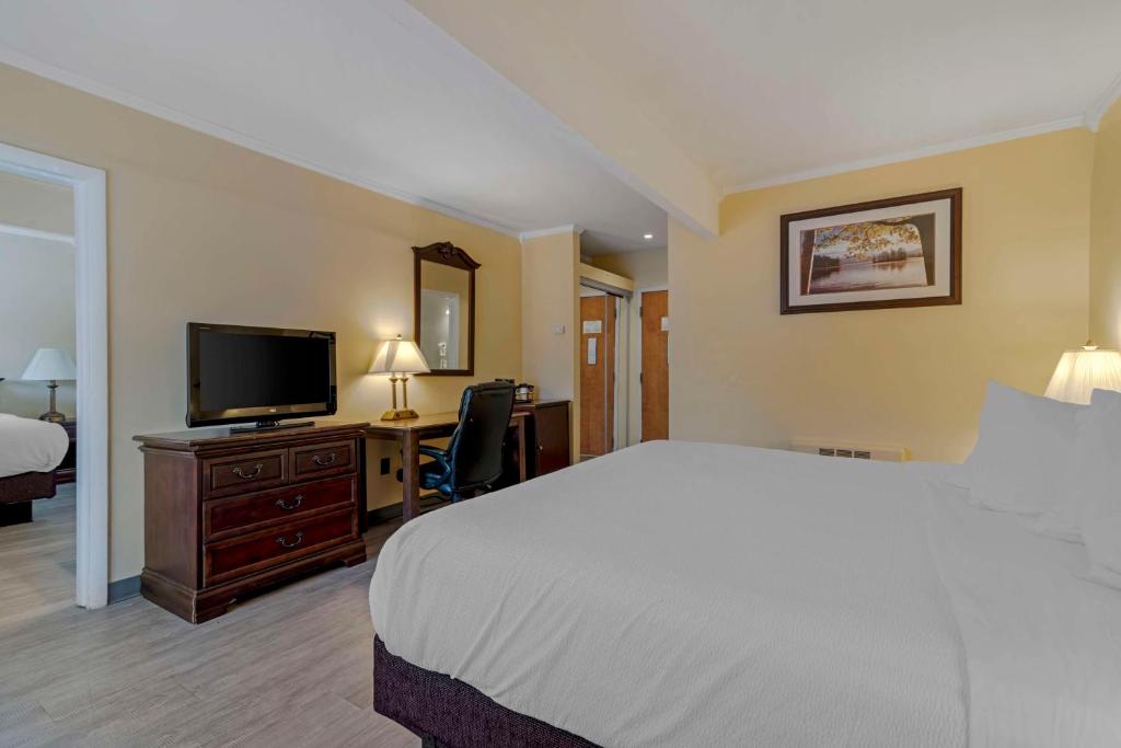 Postel nebo postele na pokoji v ubytování Best Western of Lake George