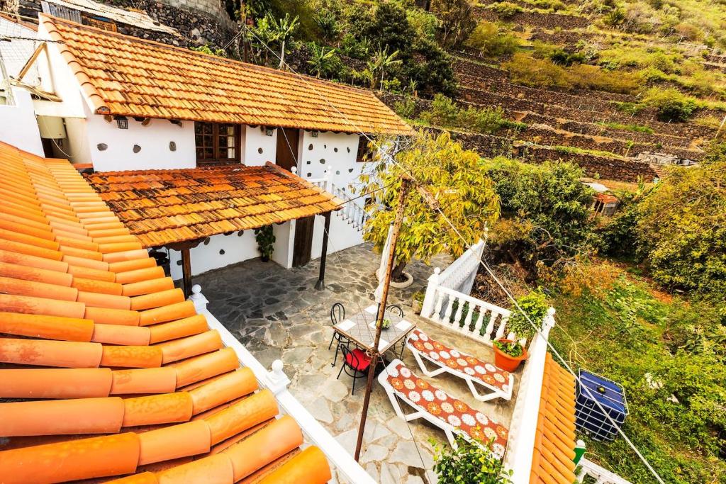 uma vista aérea de uma casa com um telhado laranja em Casa Matilde em Hermigua