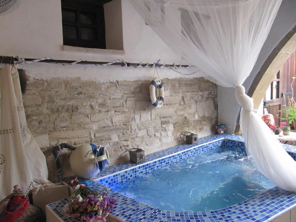 una piscina en una casa con una cortina alrededor en Stratos ArtDeco House, en Kalavasos