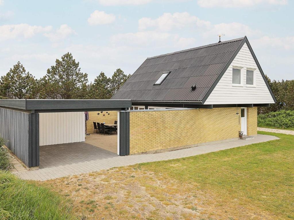 Nørre VorupørにあるHoliday home Thisted XIIの黒屋根の家