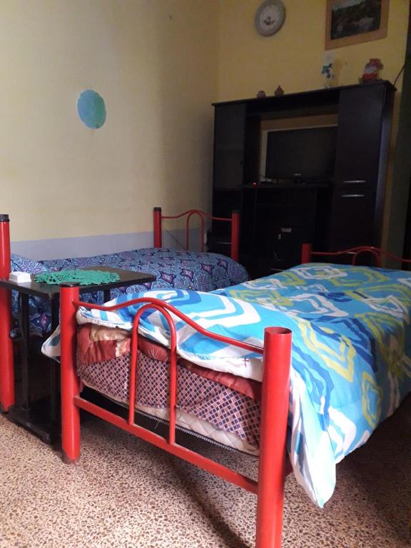 Un dormitorio con una cama y una mesa al lado. en La Casa De Lili en San Salvador de Jujuy