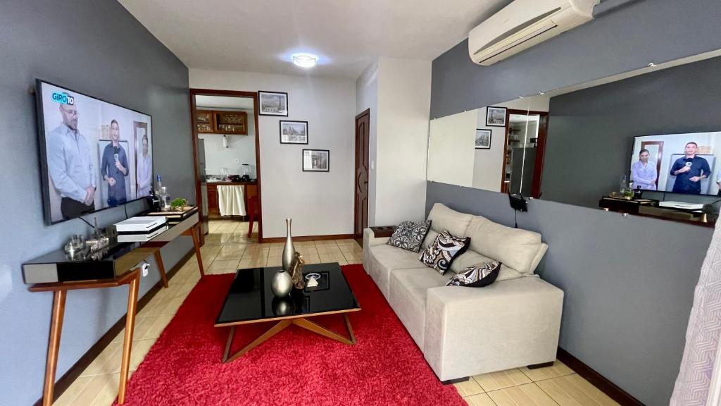 uma sala de estar com um sofá branco e um tapete vermelho em Excelente Apartamento - Localização ótima em Macapá