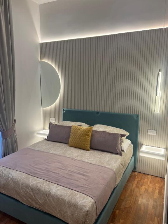 una camera da letto con un letto con cuscini viola e gialli di La Lepre Bovio a Napoli