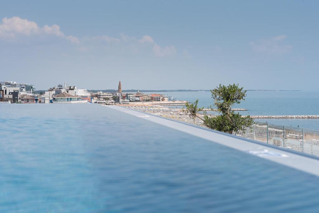 una piscina con vista sulla spiaggia di Unico Hotel Caorle a Caorle