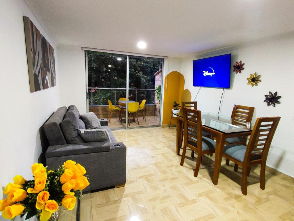 a living room with a couch and a table and chairs at Apartamento en Laureles con Excelente Ubicación in Medellín