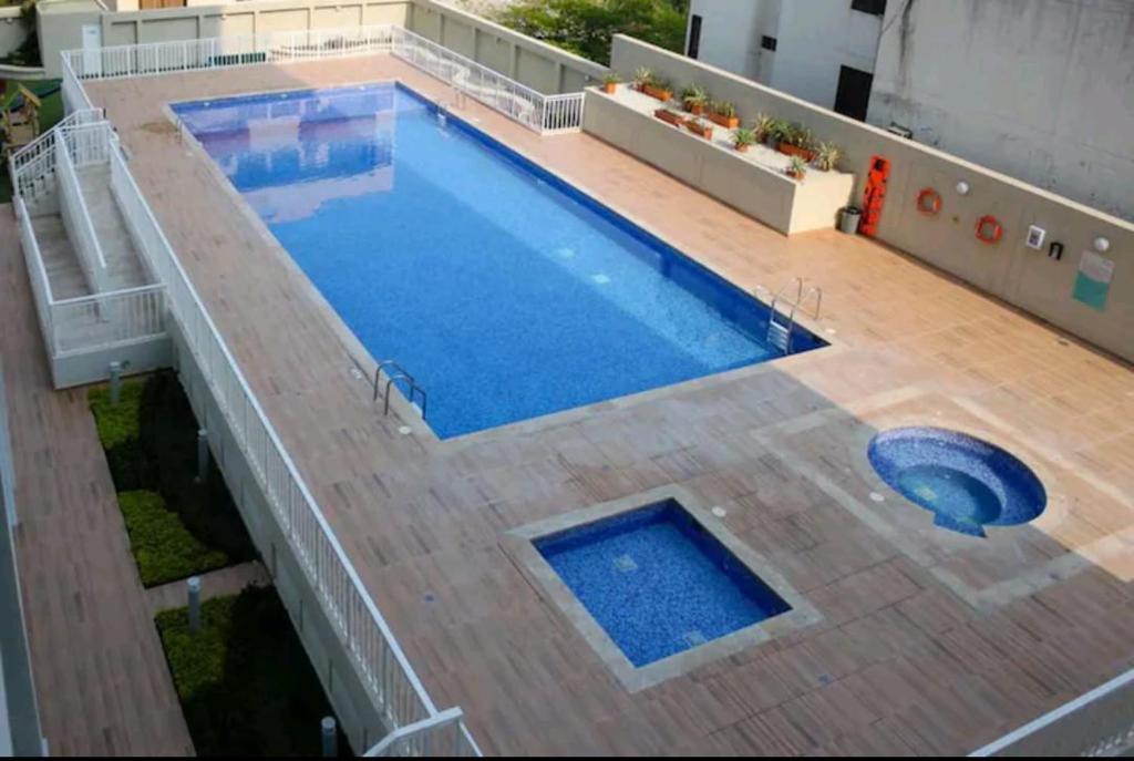 an overhead view of a swimming pool on a building at Nuevo, cómodo y 5 minutos a la Playa caminando in Gaira