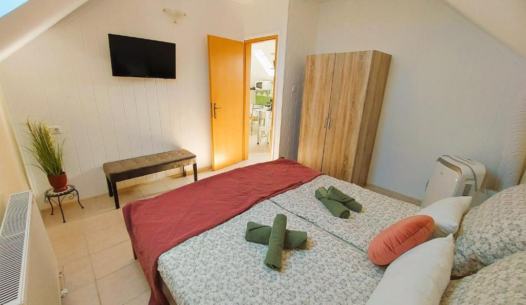 ein Schlafzimmer mit einem Bett mit Kreuzen in der Unterkunft Jókai Vendégház in Egerszalók