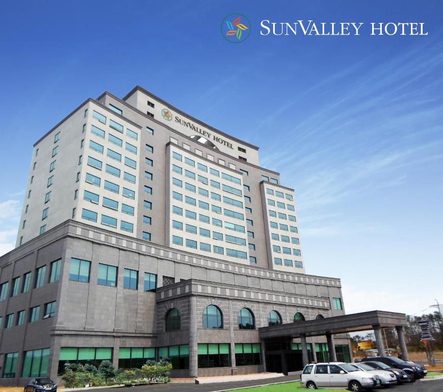 YeojuにあるSun Valley Hotelの車が停まった建物