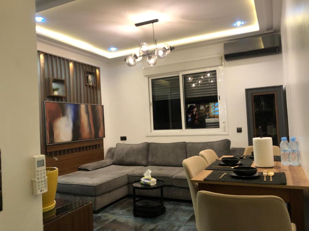 un soggiorno con divano e tavolo di Apartment well equipped with luxe interior design a Tangeri