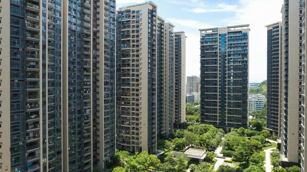 宝安にあるShengang Executive Apartment - Baoan International Airport Bihaiwan Subway Stationの都市の高層ビルの空中ビュー