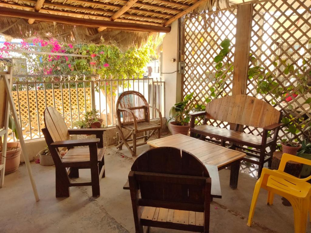 d'une terrasse avec des chaises, des tables et une clôture. dans l'établissement KayackHouse, à San Carlos