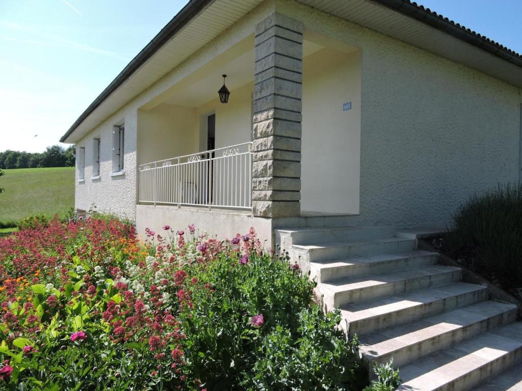 een huis met trappen en bloemen ervoor bij Gîte Agonac, 5 pièces, 8 personnes - FR-1-616-97 in Agonac