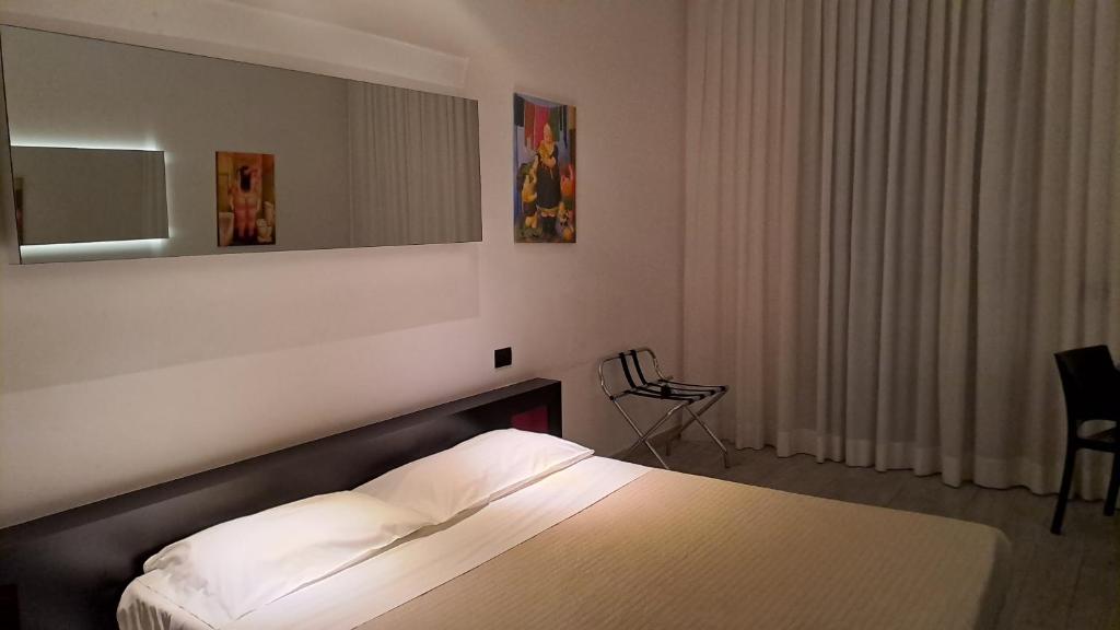 Postel nebo postele na pokoji v ubytování Blue Shades Hotel