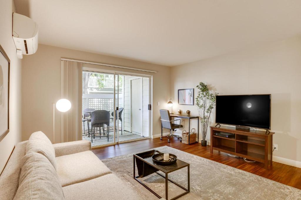 Apartment Sunny 1BR in Timberleaf Apts w Gym Pool, Santa Clara, CA