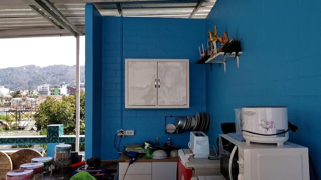 Kuchyň nebo kuchyňský kout v ubytování myPatong Social Hostel