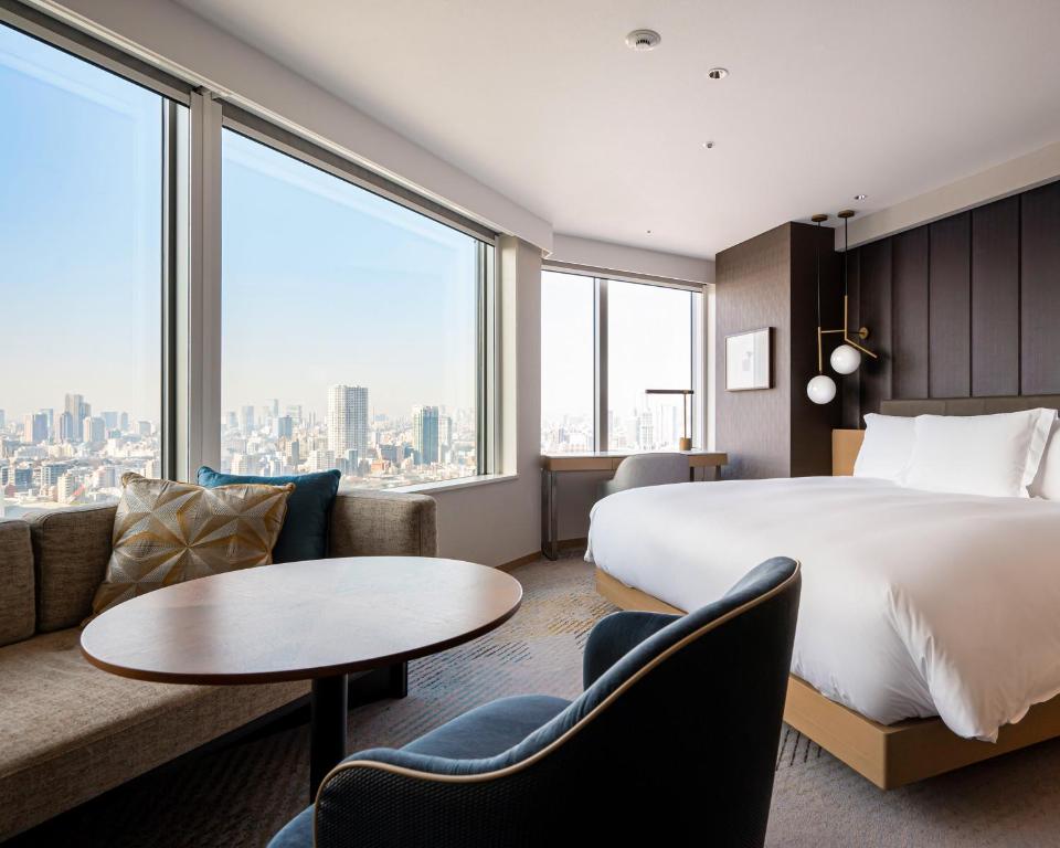 una camera d'albergo con un letto e un divano di The Strings by InterContinental, Tokyo by IHG a Tokyo
