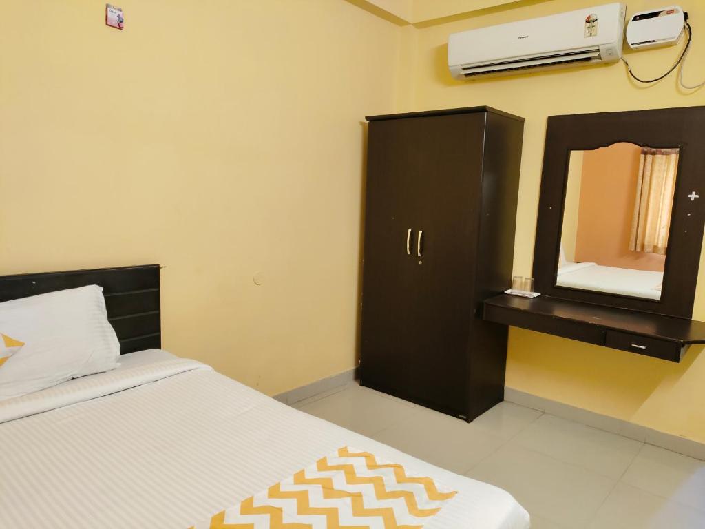 Postel nebo postele na pokoji v ubytování GT Residency-T Nagar