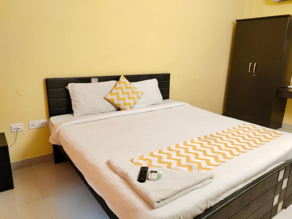 Postel nebo postele na pokoji v ubytování GT Residency-T Nagar