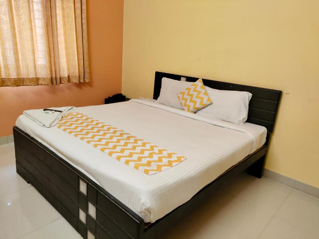Postel nebo postele na pokoji v ubytování GT Residency-T Nagar