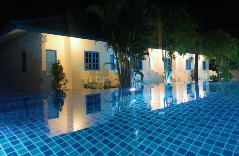 Bazén v ubytování March Samui Resort nebo v jeho okolí
