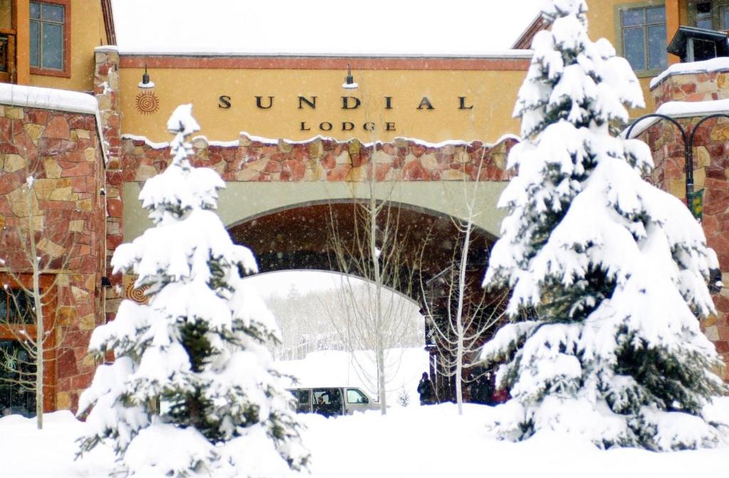 un ingresso coperto da neve a un rifugio soleggiato comune di Sundial Lodge by Park City - Canyons Village a Park City