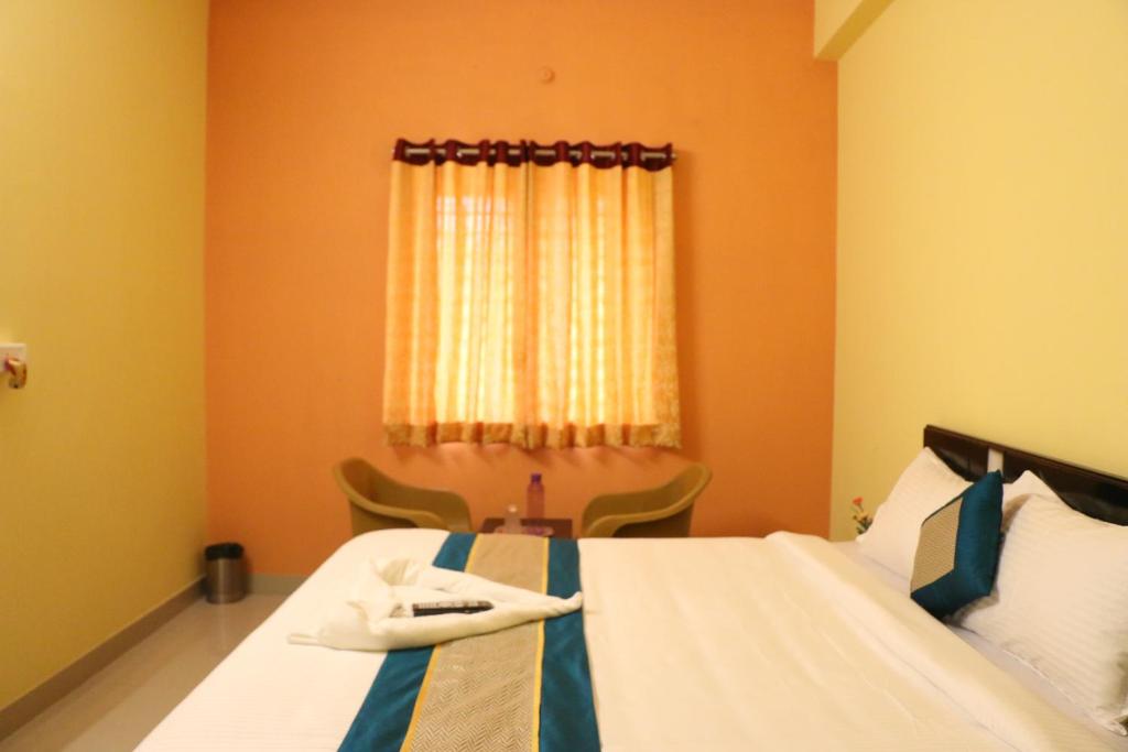 Postel nebo postele na pokoji v ubytování GT Residency-T Nagar