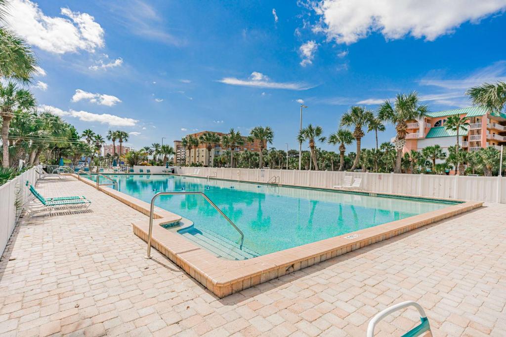 una piscina in un resort con palme di Beach Retreat at BVG a Clearwater Beach