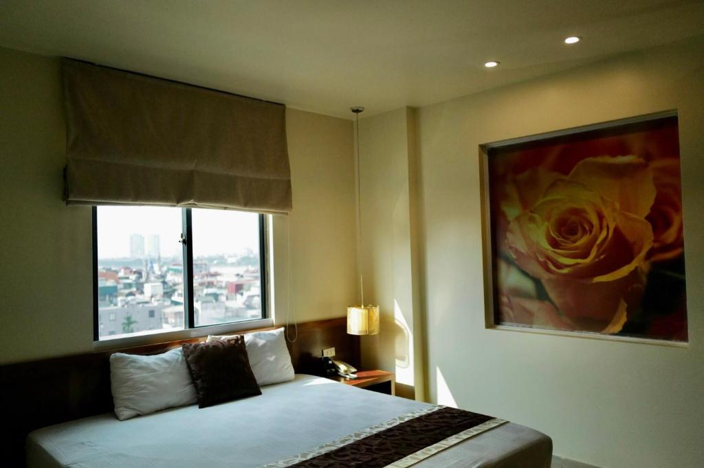 Postel nebo postele na pokoji v ubytování Hanoi B Hotel & Travel - 5 mins Hoan Kiem lake